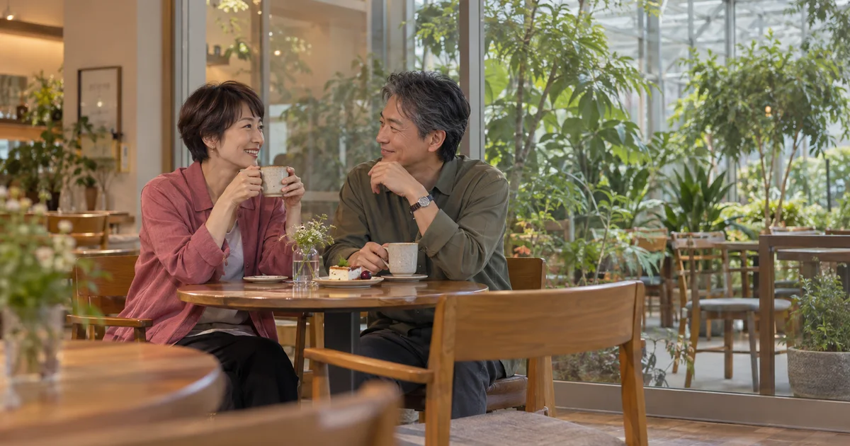 七北田公園で緑を眺めながらカフェを楽しむふたりのAIイメージ