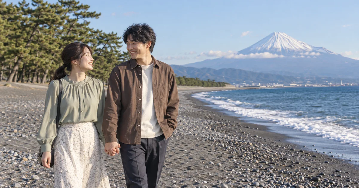三保の松原でデートを楽しむふたりをイメージしたAI画像